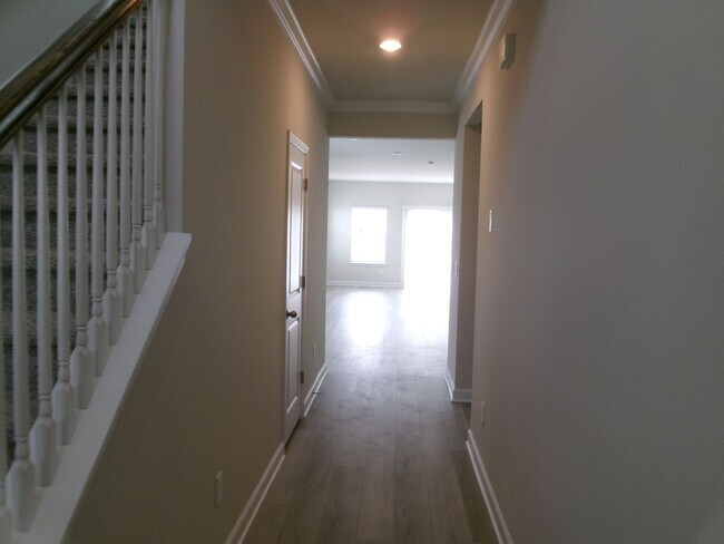 Building Photo - Spacious 4 bedroom home located in Clear Pond