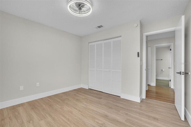Building Photo - 5235 Vineland Rd
