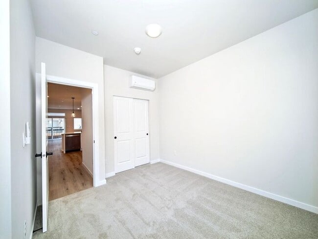 Building Photo - Charming 3-Bedroom Townhome with Modern Am...