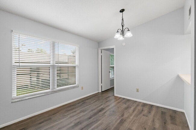Building Photo - Condo For Rent in North Oaks!