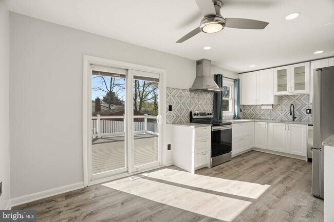 Building Photo - 7897 Pavilion Dr