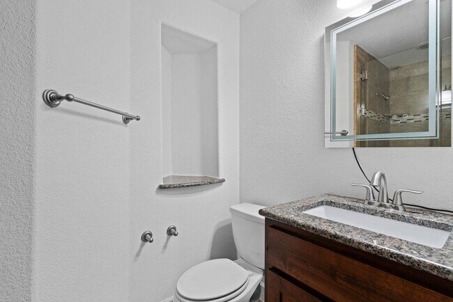 Building Photo - 6533 E Hill Dr