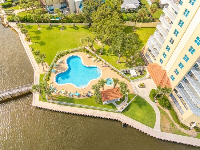 Building Photo - GORGEOUS Waterfront Condo in South Daytona