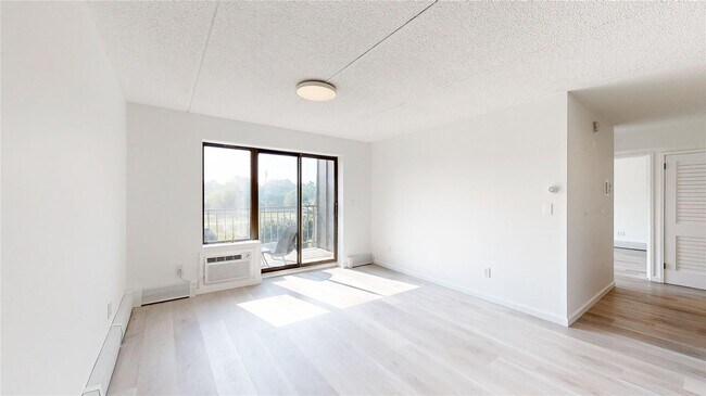 Building Photo - 560 Halstead Ave