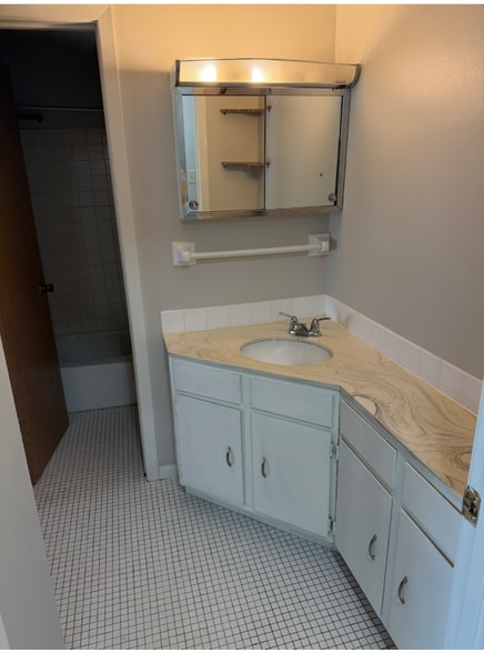 Building Photo - 18 Walnut St