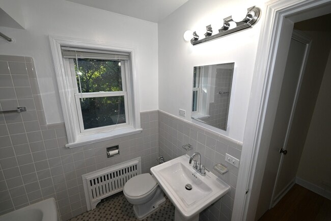 Building Photo - 1402 Hinman Ave