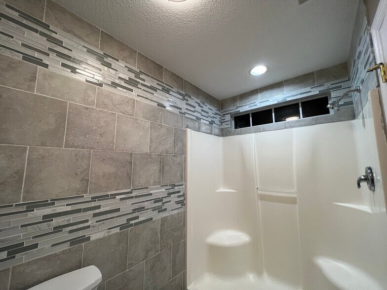 Building Photo - 112 Creekview Trl