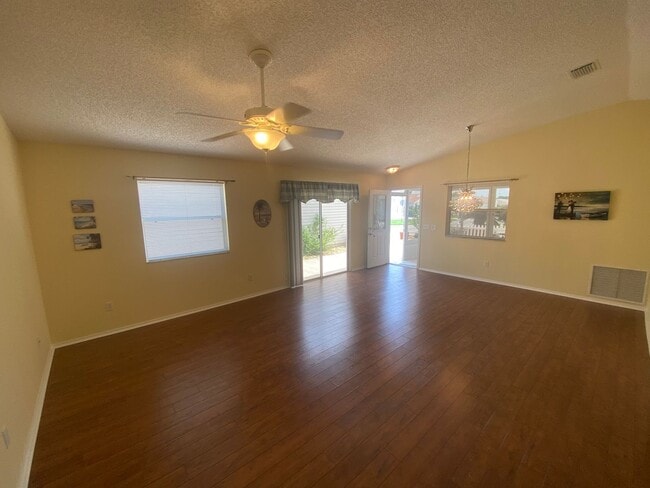 Building Photo - Lovely and Spacious Unfurnished, 2 + 2 Pat...