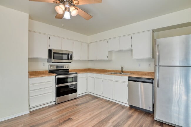 Building Photo - Fantastic Home In Village Seven For Rent