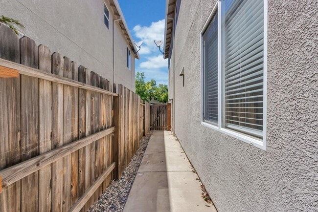 Building Photo - Beautiful 3 bed 2.5 bath in Natomas!