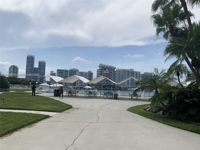 Building Photo - 900 Bay Dr