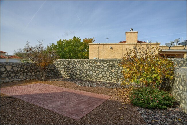 Building Photo - Available to View