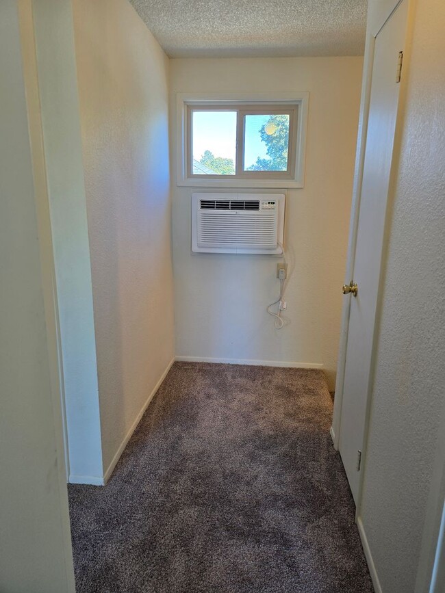 Building Photo - North Spokane 2bd 1.5 bath