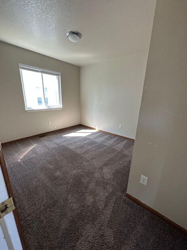 Building Photo - Spacious 5 Bedroom 3 Bath Home