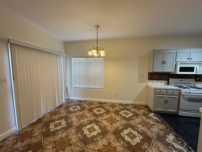 Building Photo - Cute 3 Bed/2 Bath SE Bakersfield Home