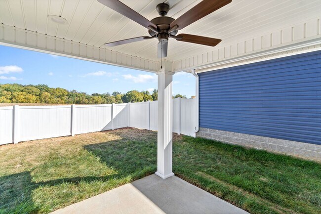 Building Photo - Fenced in Back Yard!!