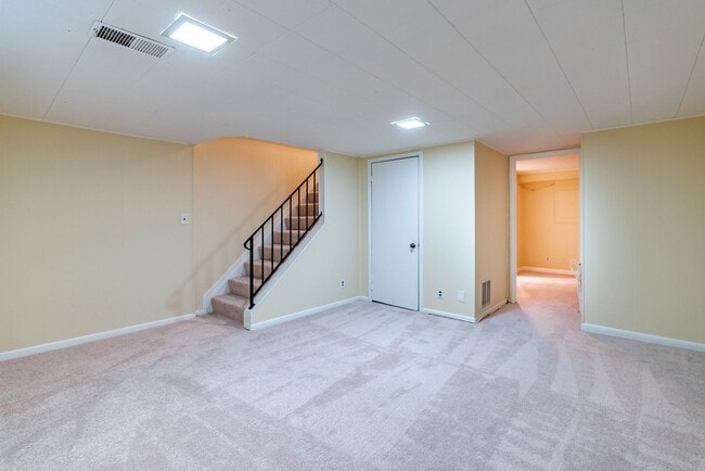 Building Photo - Beautifully Maintained 3 Levels, 2 Bedroom...