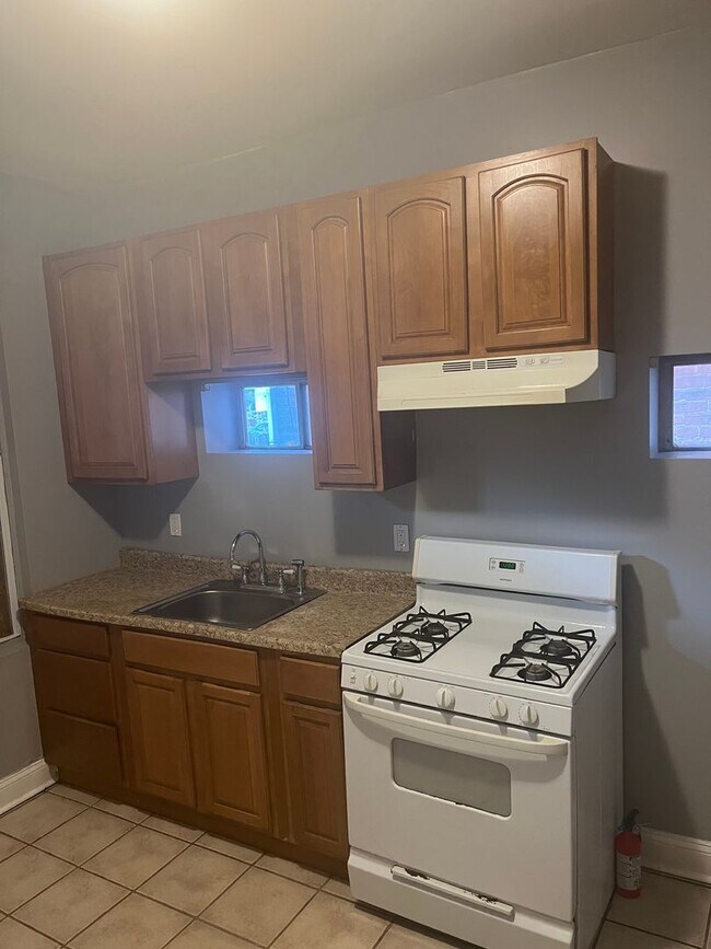 Building Photo - Spacious 3 bedroom 1.5 Bathroom Townhome