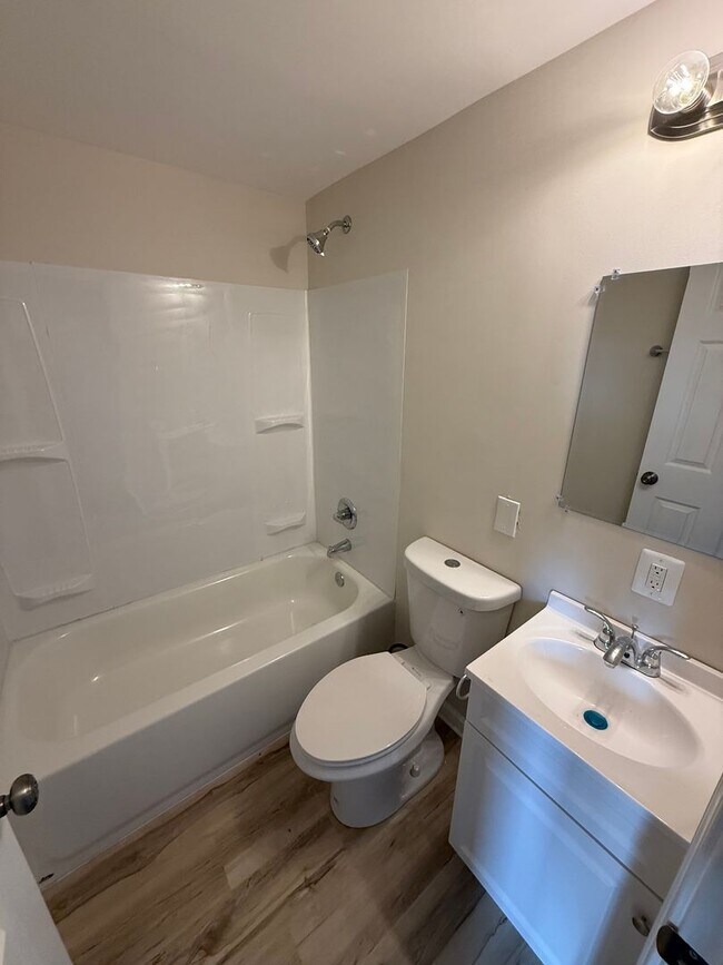 Building Photo - 1 Bedroom Apartment Available Today in Baltimore County! - Price Reduced