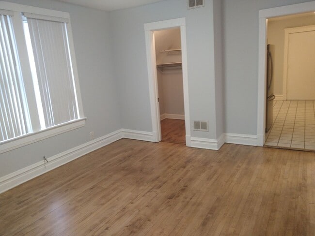 Building Photo - Nice Newly Remodeled 2Br, 1Bth, 2nd Floor -parking included