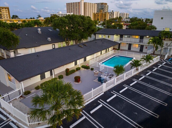 Building Photo - 1020 N Riverside Dr