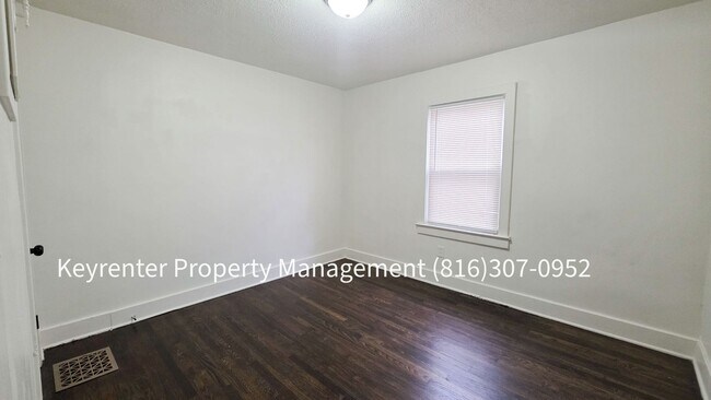 Building Photo - 1512 W College St