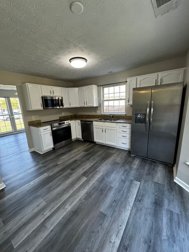 Building Photo - Newly renovated 3 bed/ 2.5 bath near Nasvh...