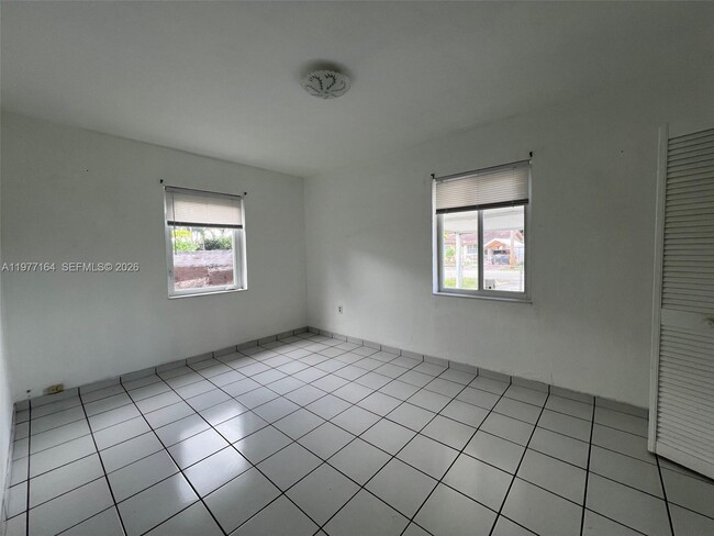 Building Photo - 425 SW 64th Ct