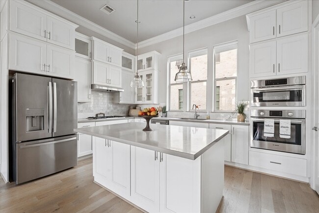 Building Photo - 1005 St Charles St