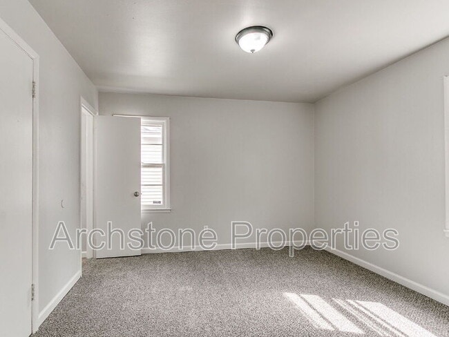 Building Photo - 2312 Mustang St