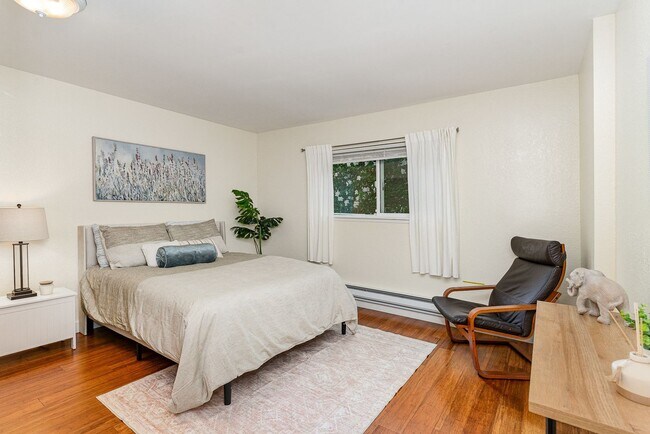 Building Photo - Updated Bellevue Condo in Racquet Club — P...