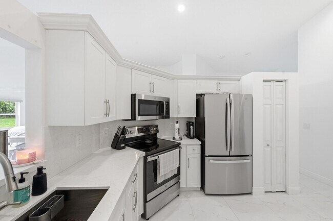 Building Photo - 6581 Marissa Cir