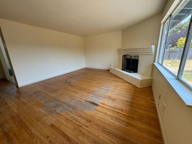 Building Photo - 870 Pearl Dr
