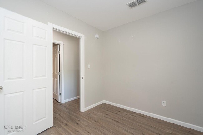 Building Photo - 2744 Russell Ave