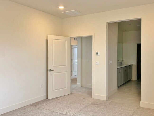 Building Photo - 4 Bedroom Home in Hollister