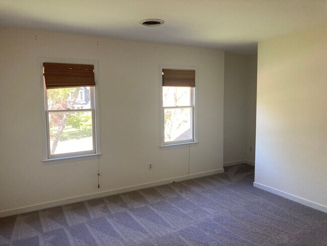 Building Photo - Lovely Four Bed Two and Half Bath Home in ...