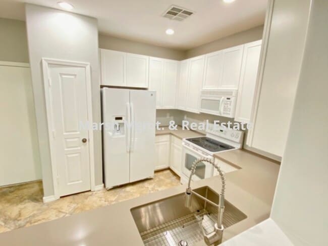 Building Photo - Wonderful two-story 3 bedroom home with community pool in Gilbert!