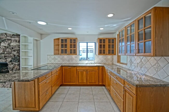 Building Photo - VERY BRIGHT & AIRY, 2050 SQ FT HOME W/ TON...