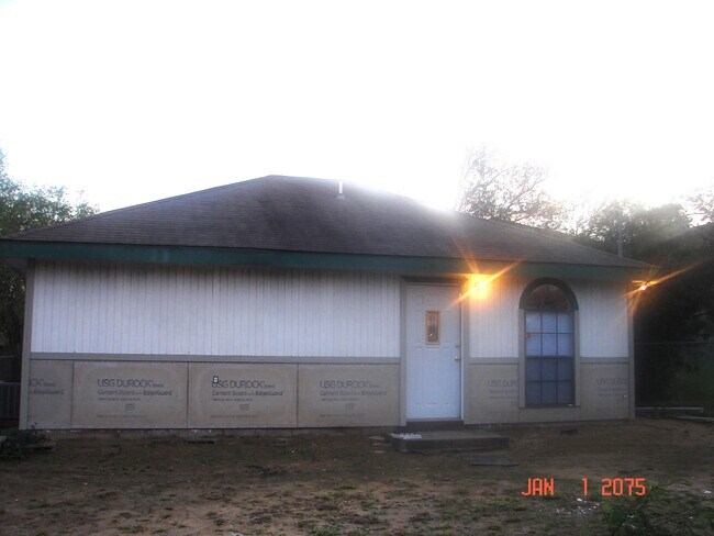 Building Photo - 3113 E Ash St