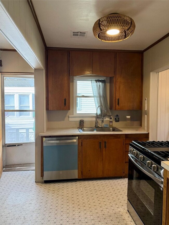 Building Photo - Great neighborhood, watchful neighbors, darling Midtown home near fairgrounds & TU.