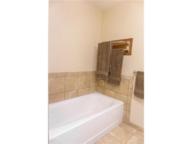 Building Photo - 2980 Clover Ridge Dr
