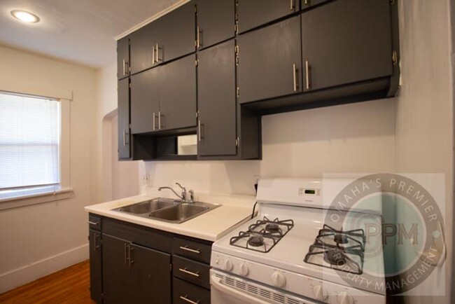 Building Photo - Cozy renovated 2 bedroom 1 bath in the hea...