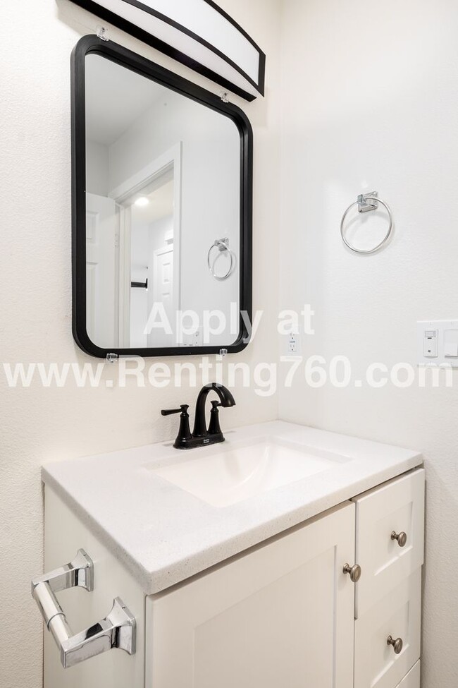 Building Photo - Updated 3 Bed 2 Bath Home Centrally Located!!