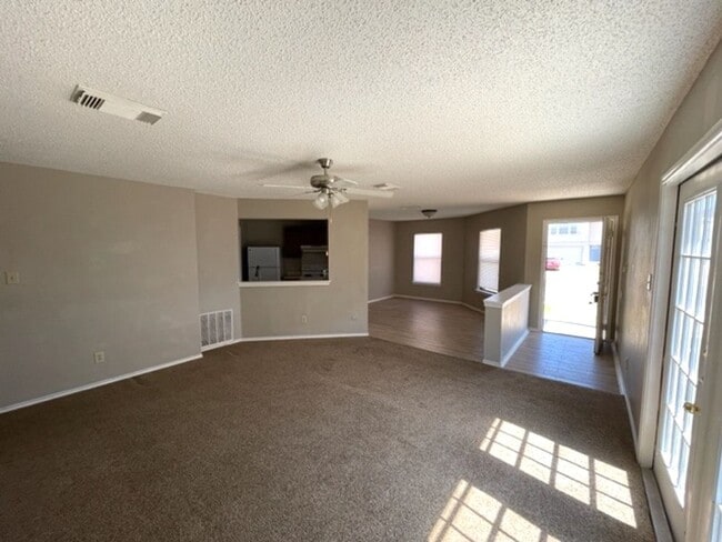 Building Photo - Move In Ready Well-Maintained 3-Bedroom Ho...