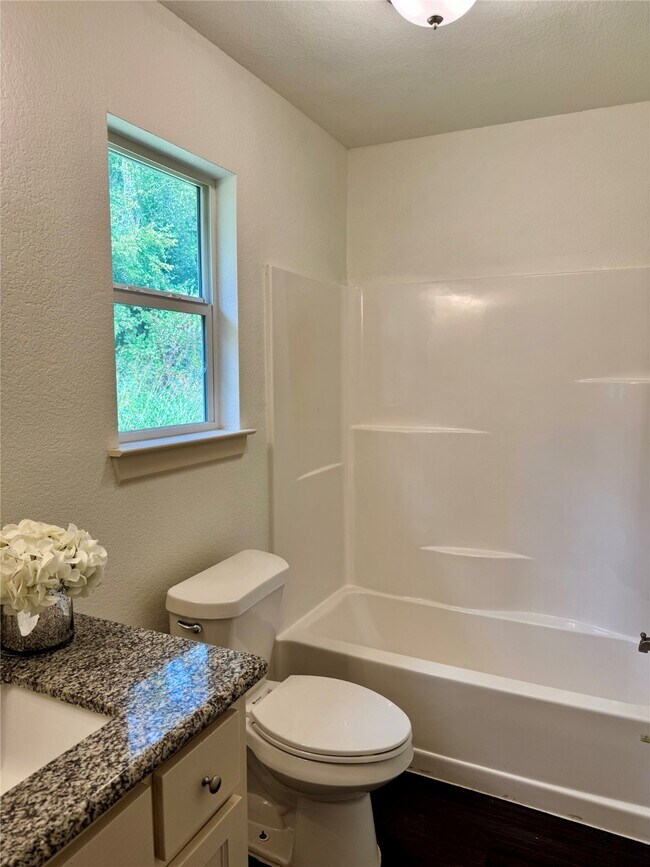 Building Photo - 624 Luke St