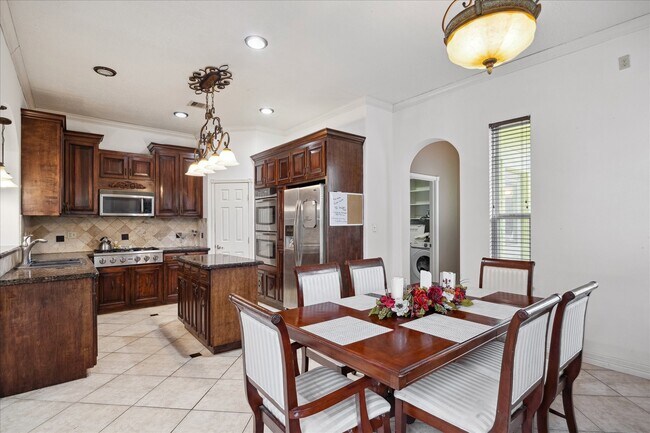 Building Photo - 803 Hennessey Dr