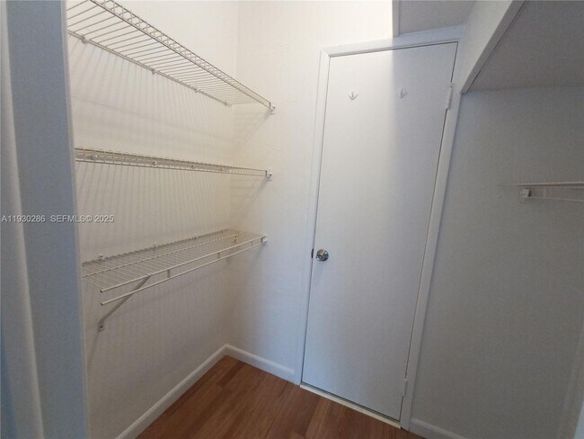 Building Photo - 450 Golden Isles Dr