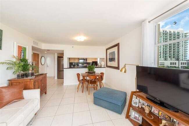 Building Photo - 2400 SW 3rd Ave