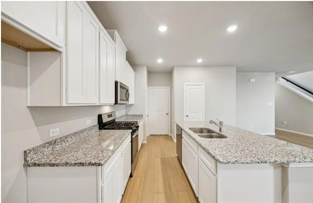 Building Photo - 909 Santa Lucia Dr