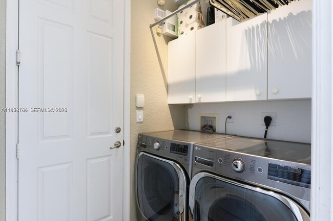 Building Photo - 250 SW Walking Path